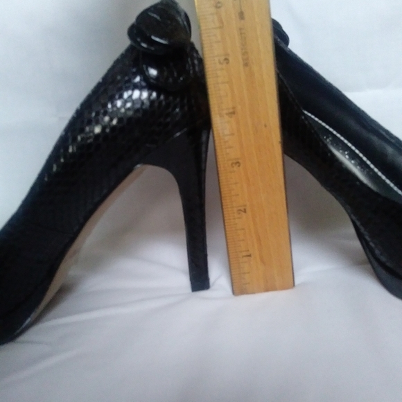 WHBM 6M Platform Snakeskin Heels Pumps Bow Closed Toe Stiletto Myers White House - Picture 3 of 11
